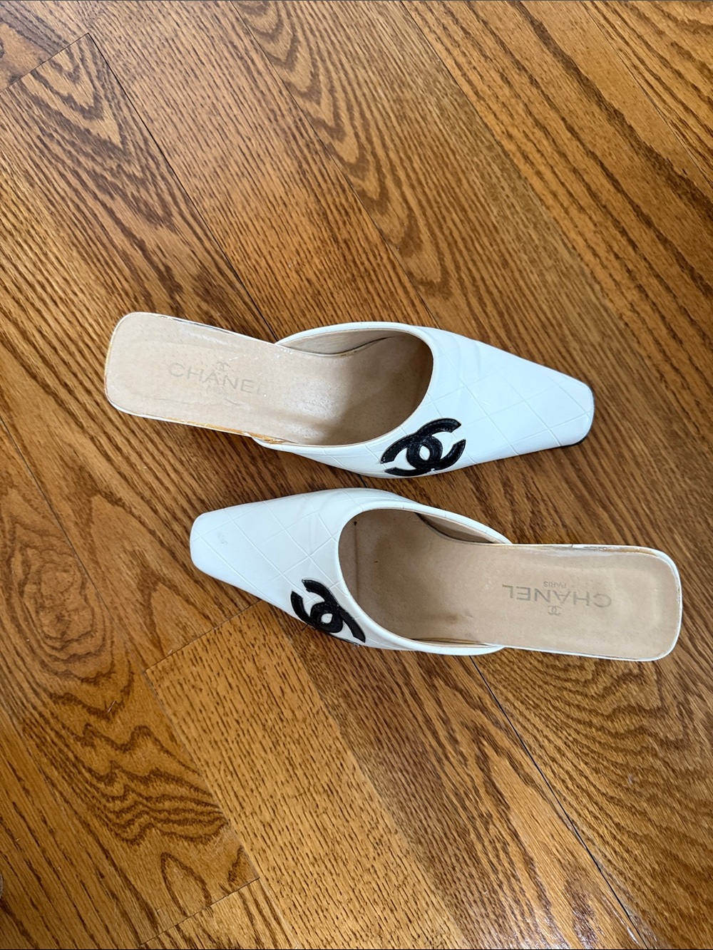 CHANEL White Quilted Leather Slip-On Mules with Black CC Logo - Picture 2 of 4